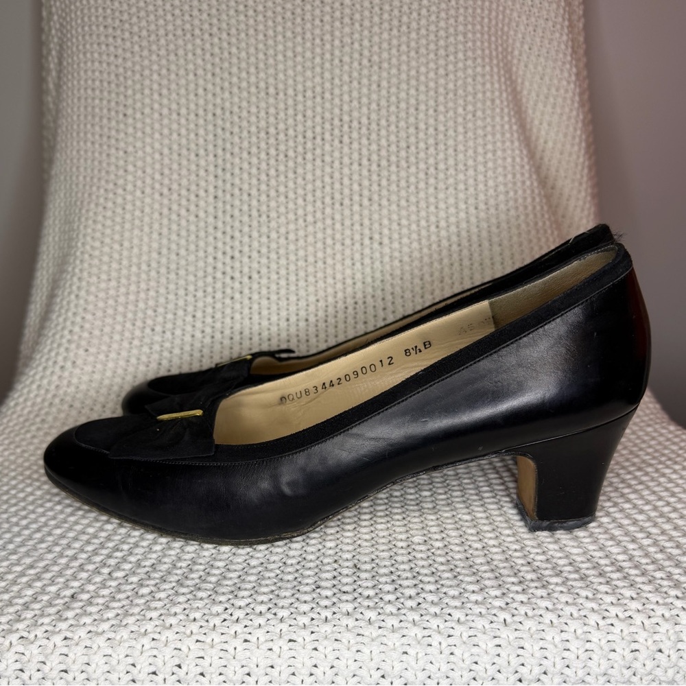 Vintage Salvatore Ferragamo Black Leather Pumps Bow Low Heel Classic Size 8.5B - Picture 4 of 11